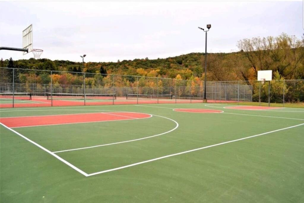 *Amenity-Filled Waterfront Oasis @Saw Creek Estates Near Waterfalls And Hiking* East Stroudsburg Exteriér fotografie