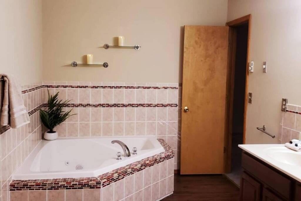*Amenity-Filled Waterfront Oasis @Saw Creek Estates Near Waterfalls And Hiking* East Stroudsburg Exteriér fotografie
